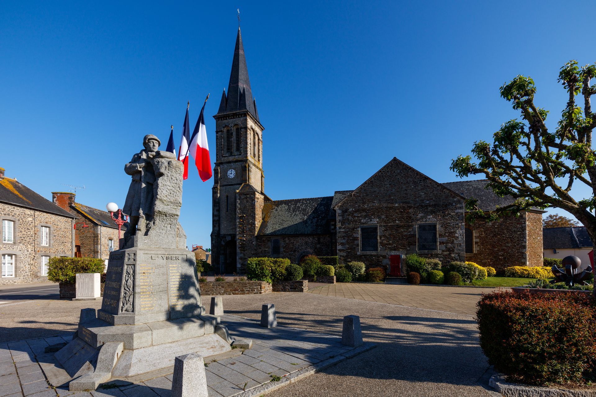 Vue de face de l'hôtel de ville de Saint-Domineuc.
