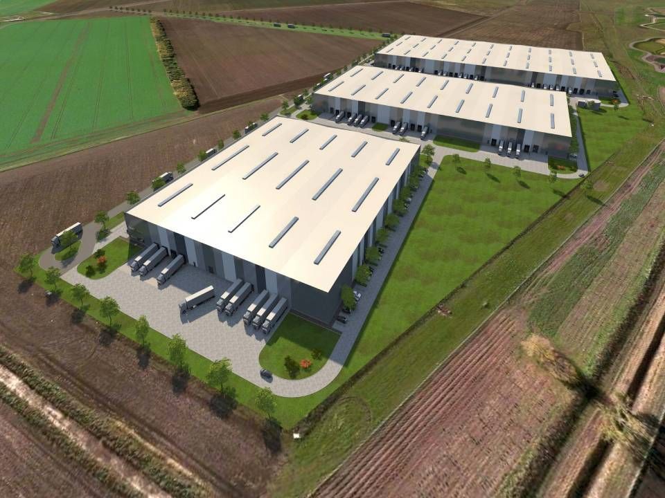 eine Luftaufnahme eines Lagerhauses mit vielen Lastwagen davor