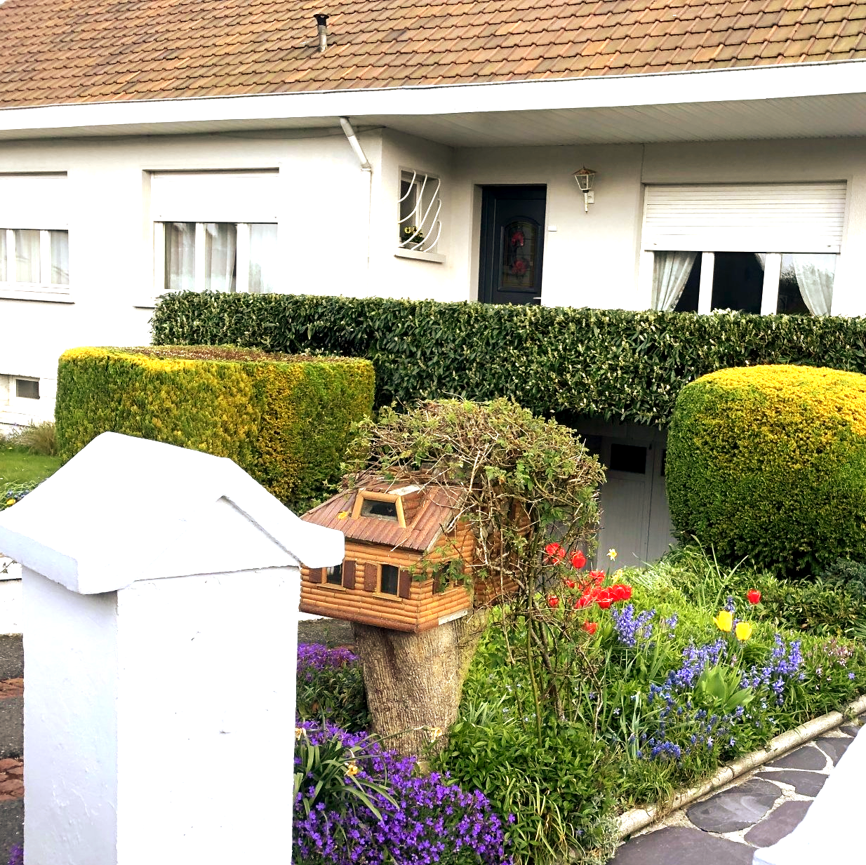 Entrée fleurie pour la maison