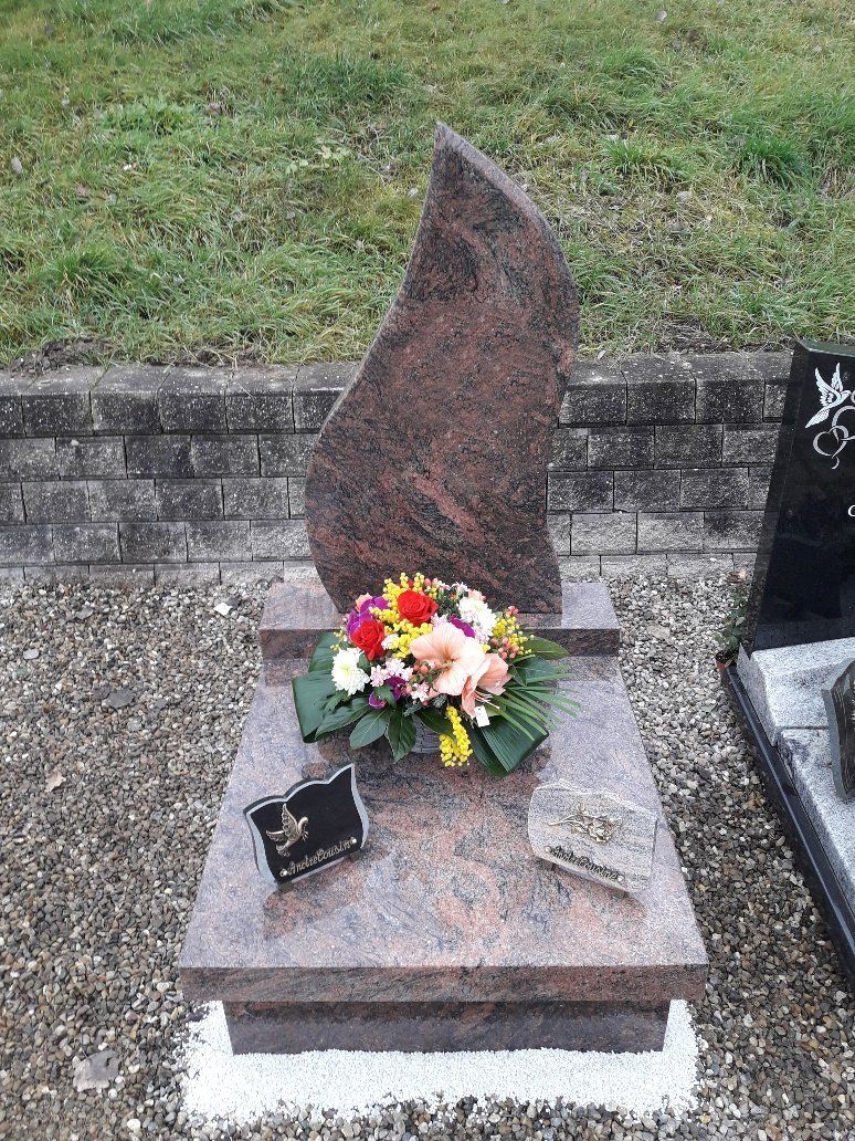 Monument avec plaques funéraires
