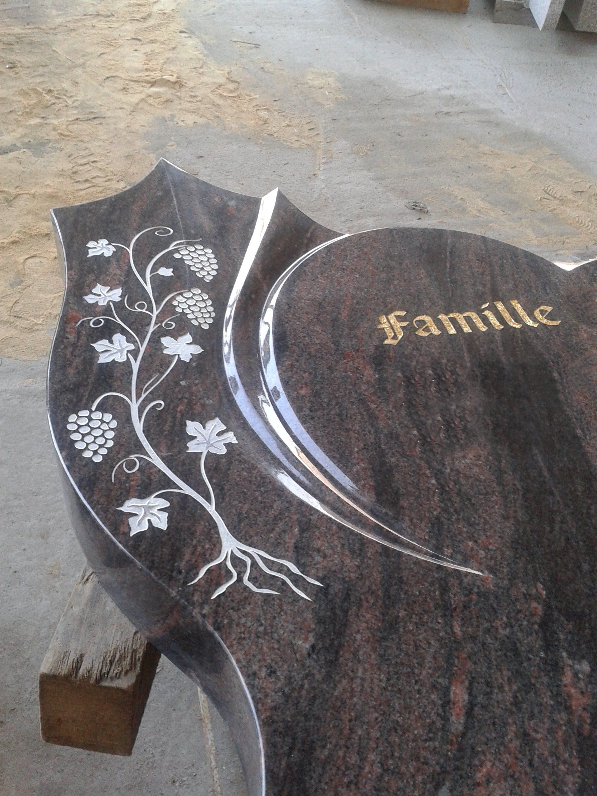 Monument funéraire avec raisin