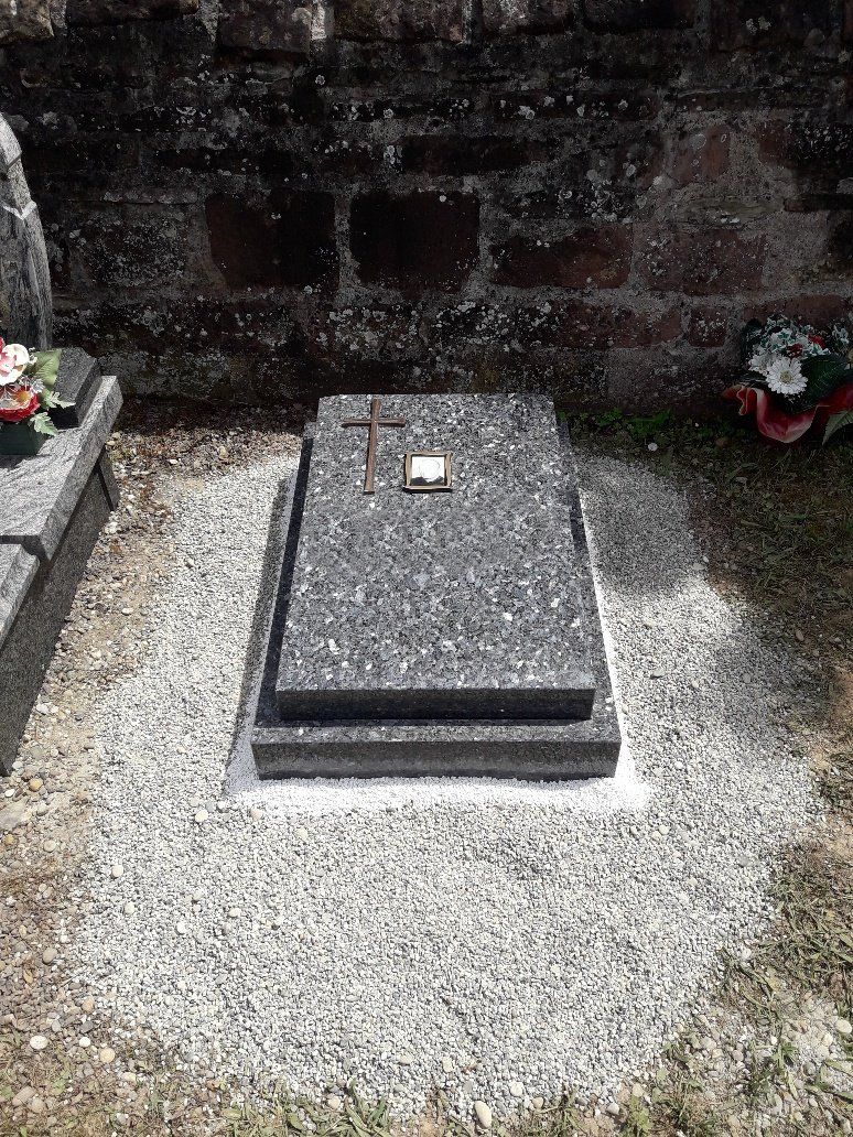 Monument funéraire avec croix