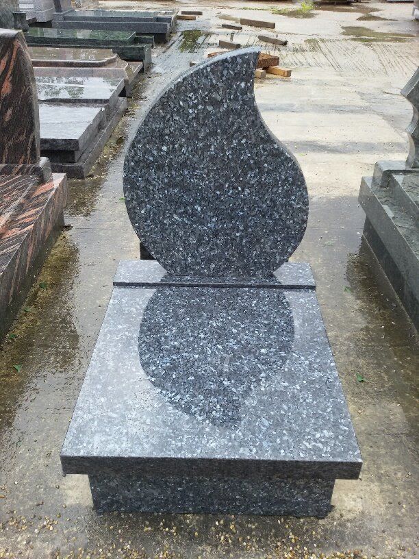 Monument funéraire avec goutte d'eau