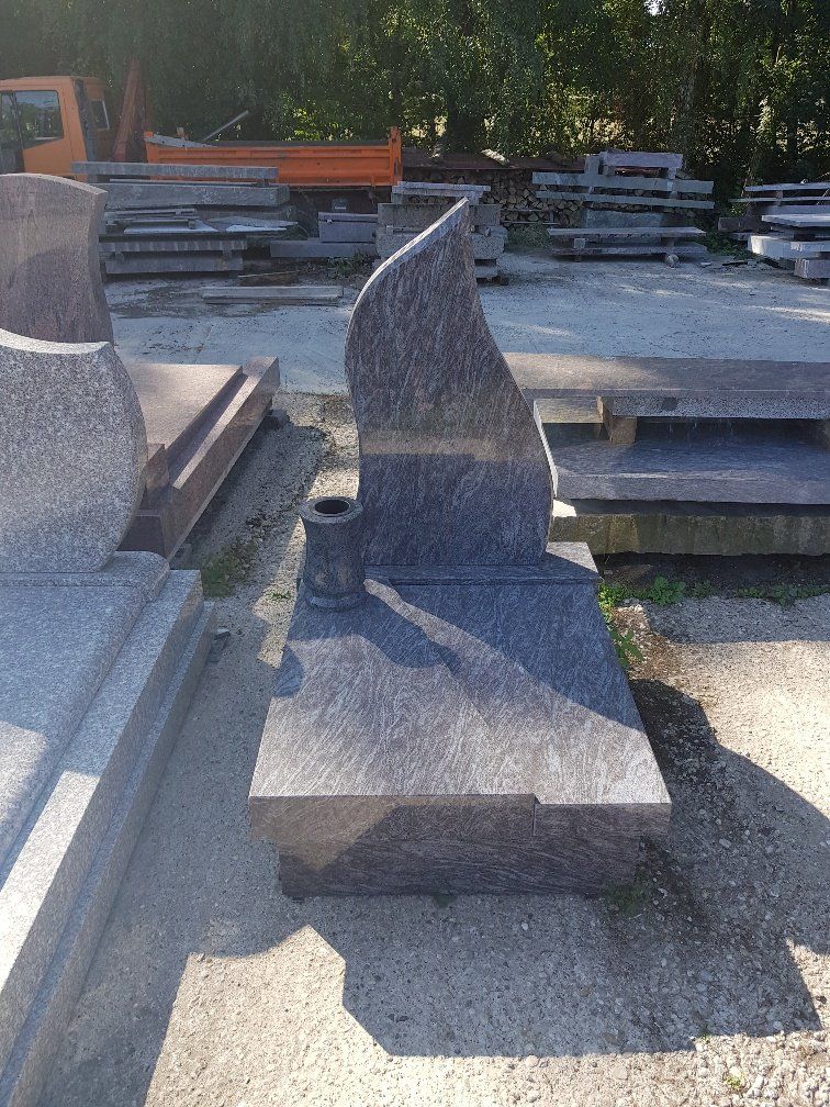 Monument funéraire avec vase