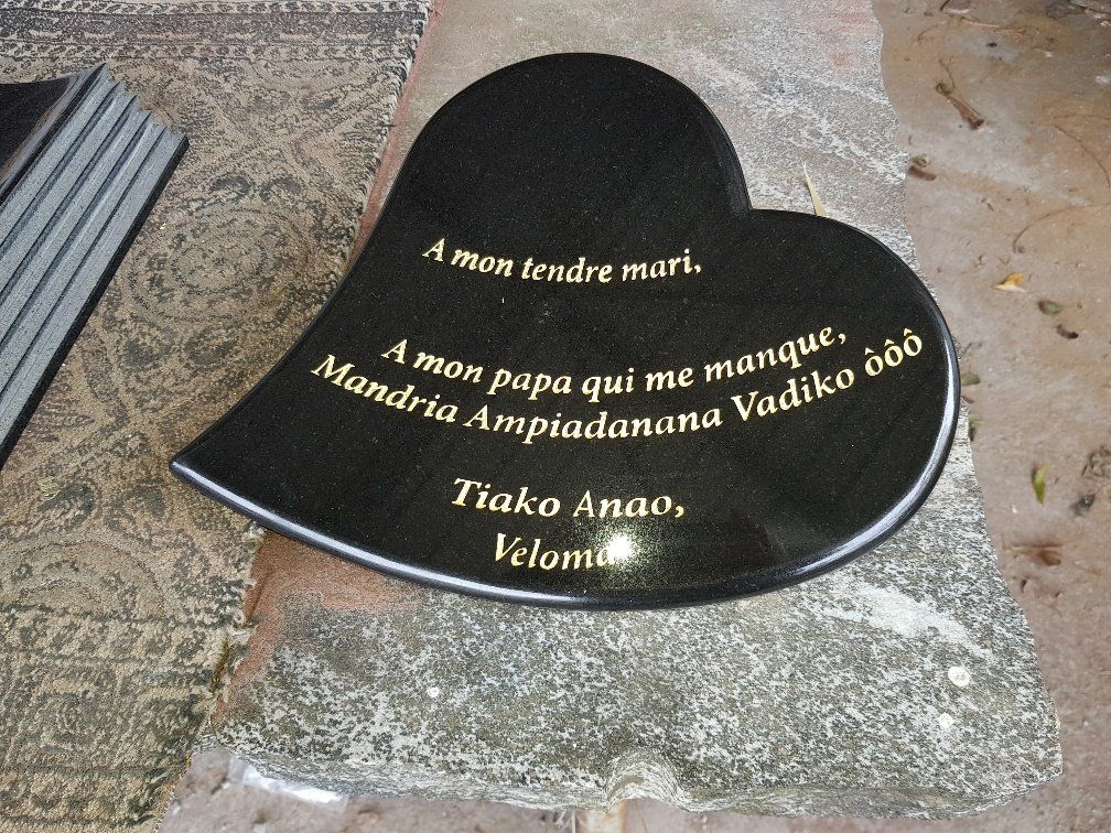 Cœur en granit noir avec message