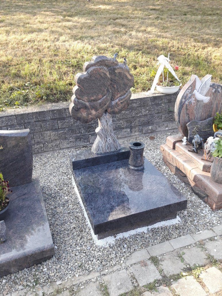 Monument funéraire en forme d'arbre