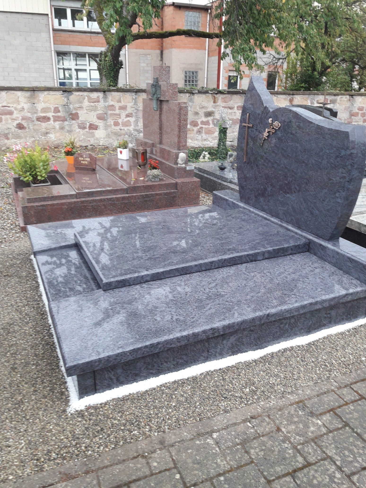 Monument funéraire en granit gris