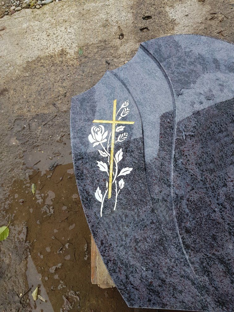 Monument funéraire avec croix et rose