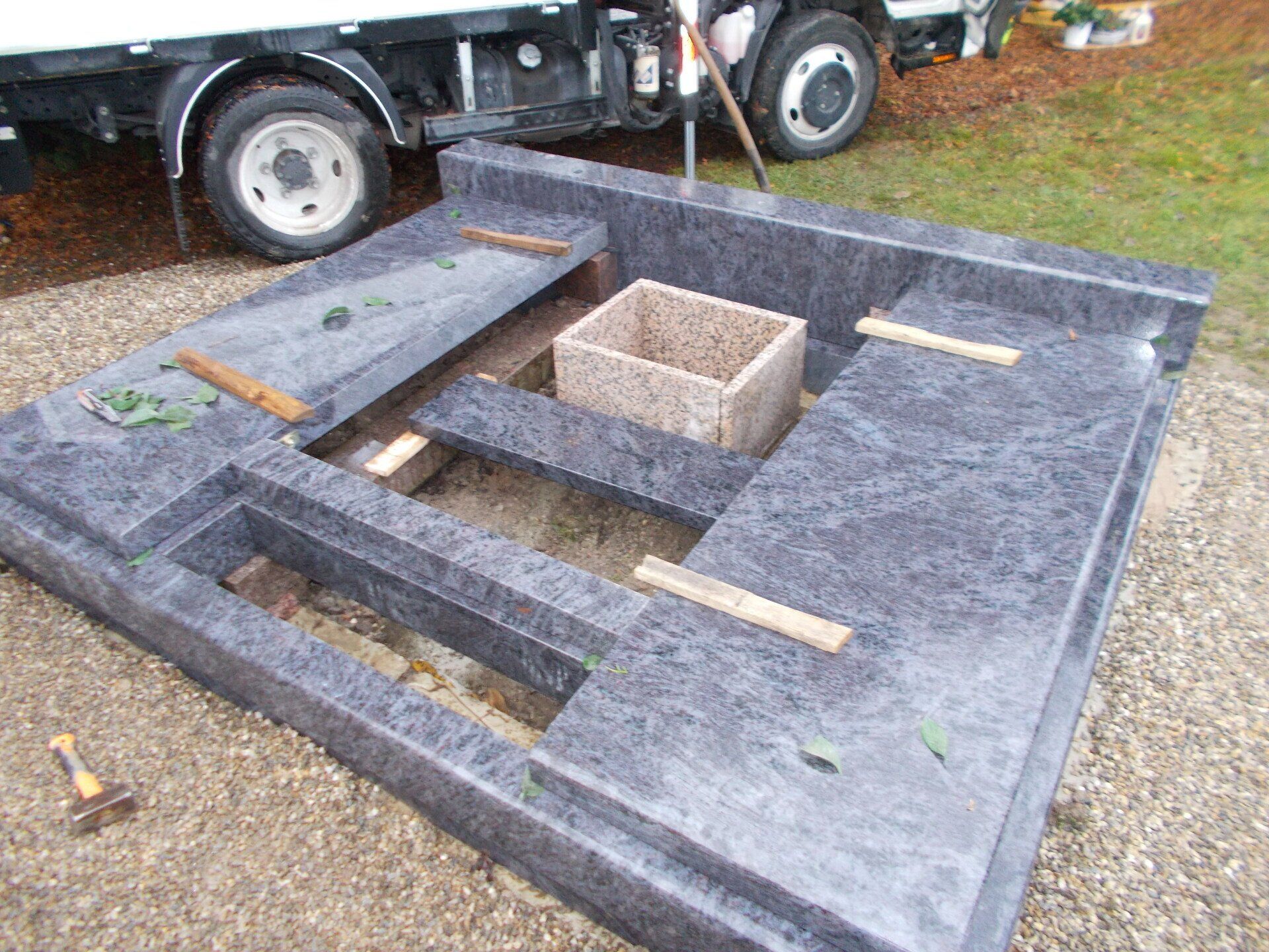 Pose monument funéraire en cours