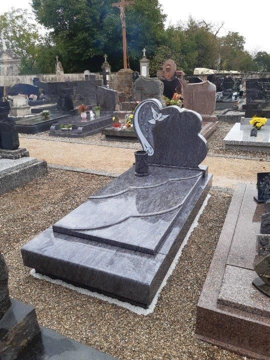 Une pierre tombale en marbre