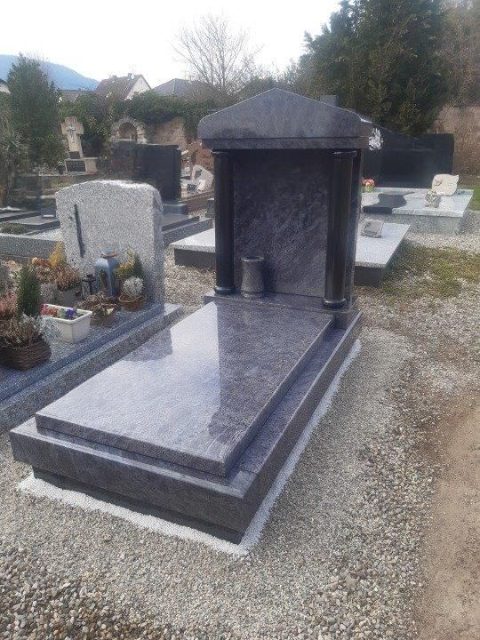Une tombe en marbre
