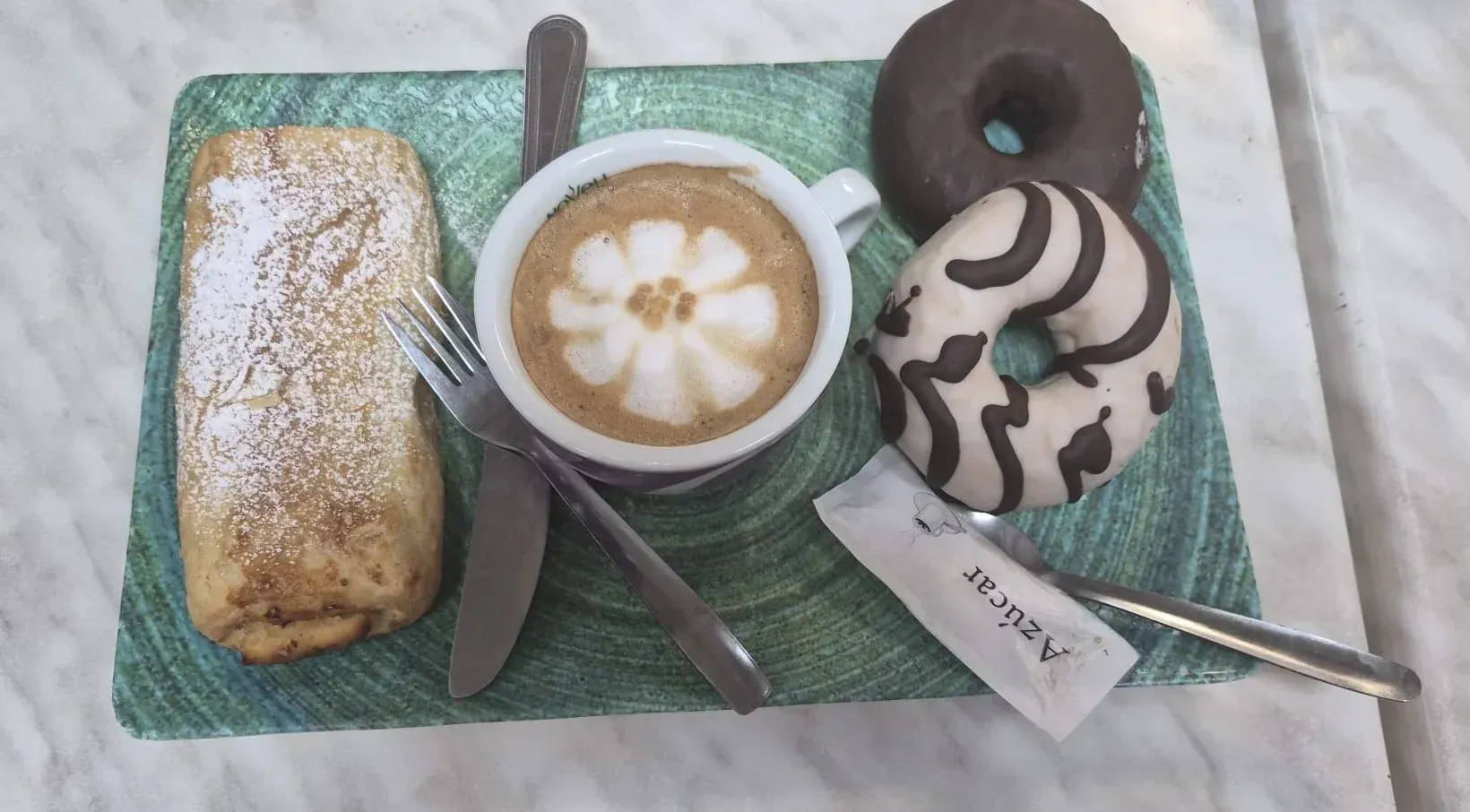 Bandeja de postres con un capuchino, galletas bañadas en chocolate 