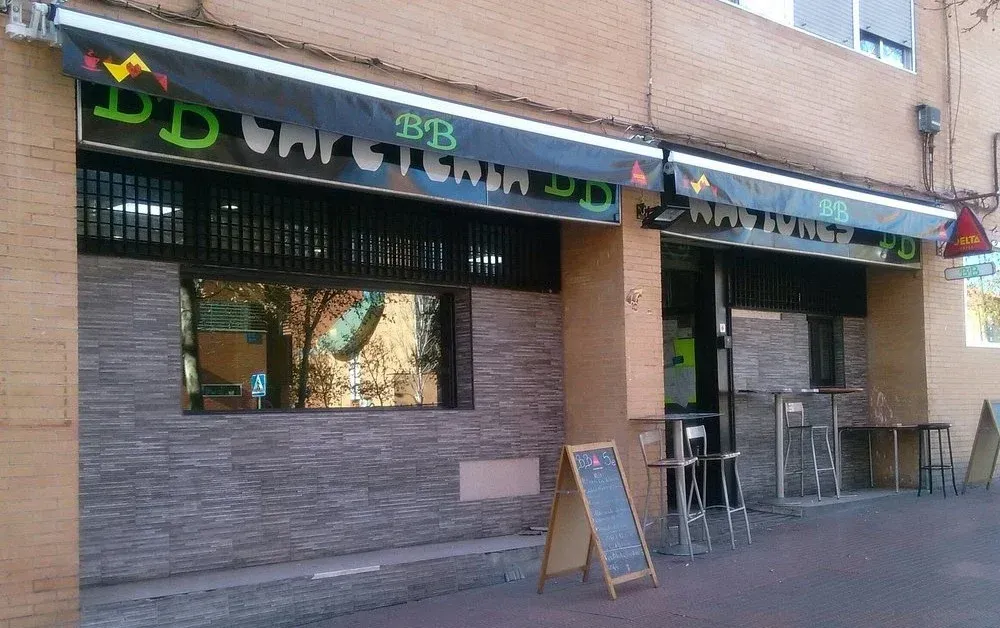 Una cafetería con fachada de ladrillo 