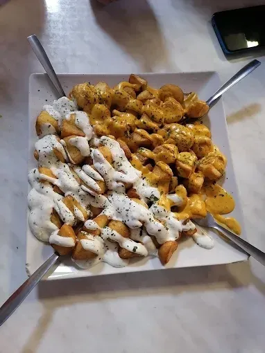 Un plato cuadrado con bocaditos de patata