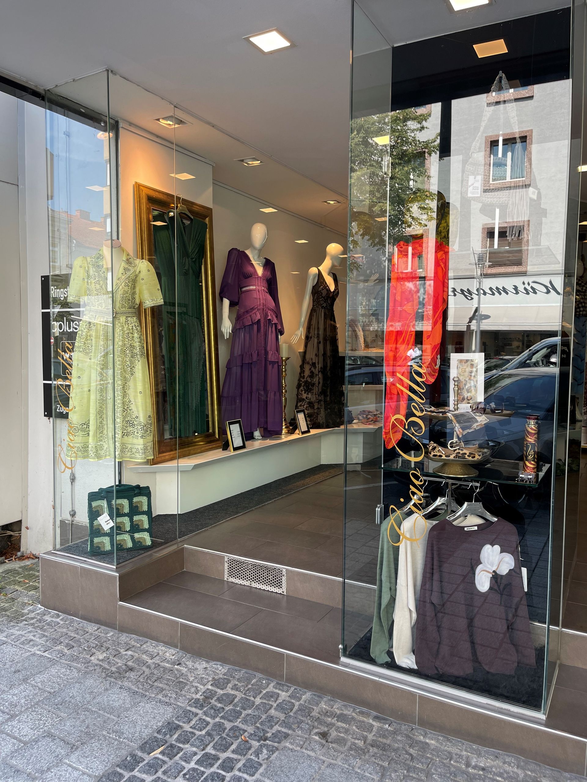 Ein Laden mit vielen ausgestellten Kleidungsstücken