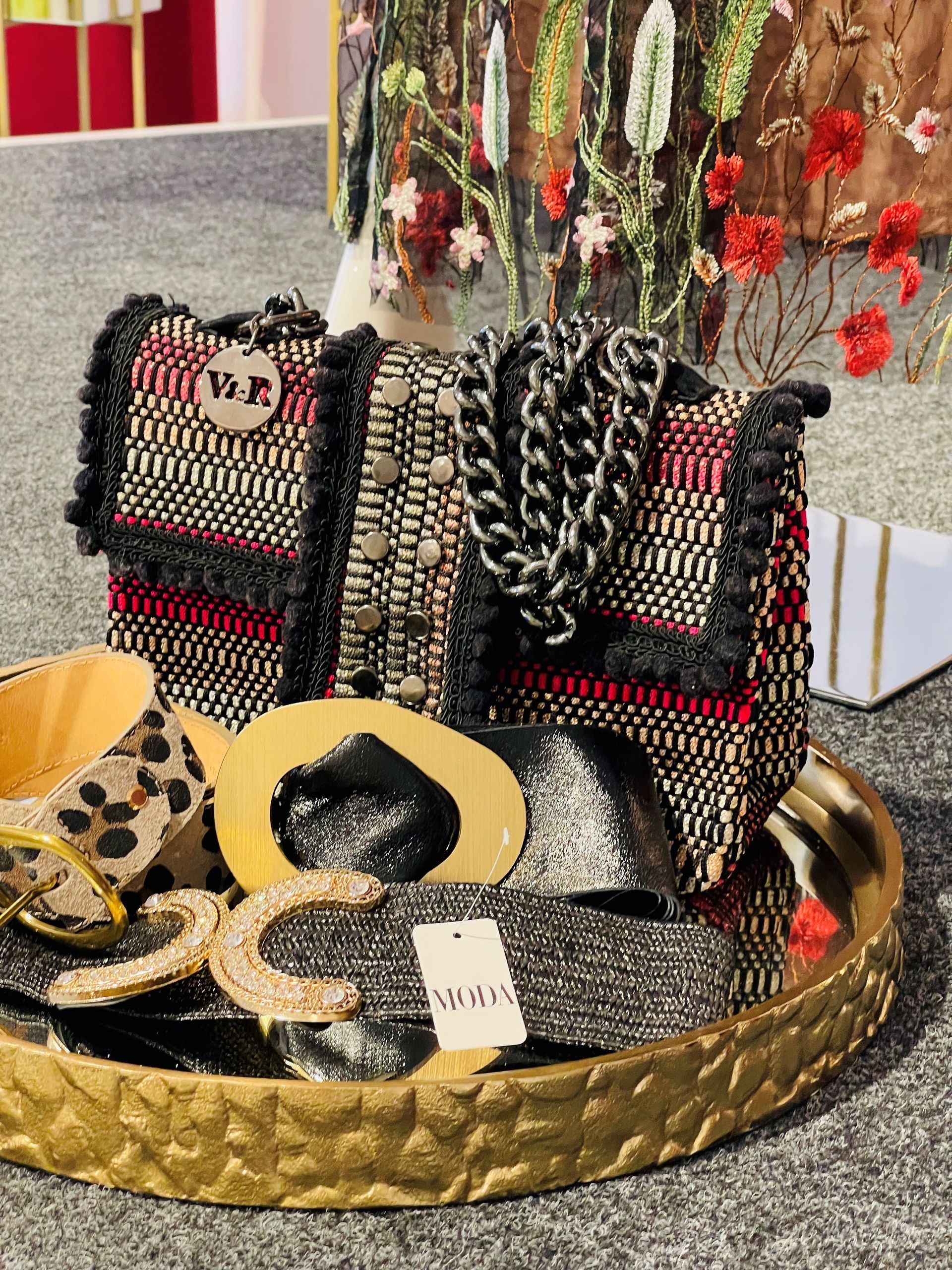 Auf einem goldenen Tablett liegt eine Geldbörse.