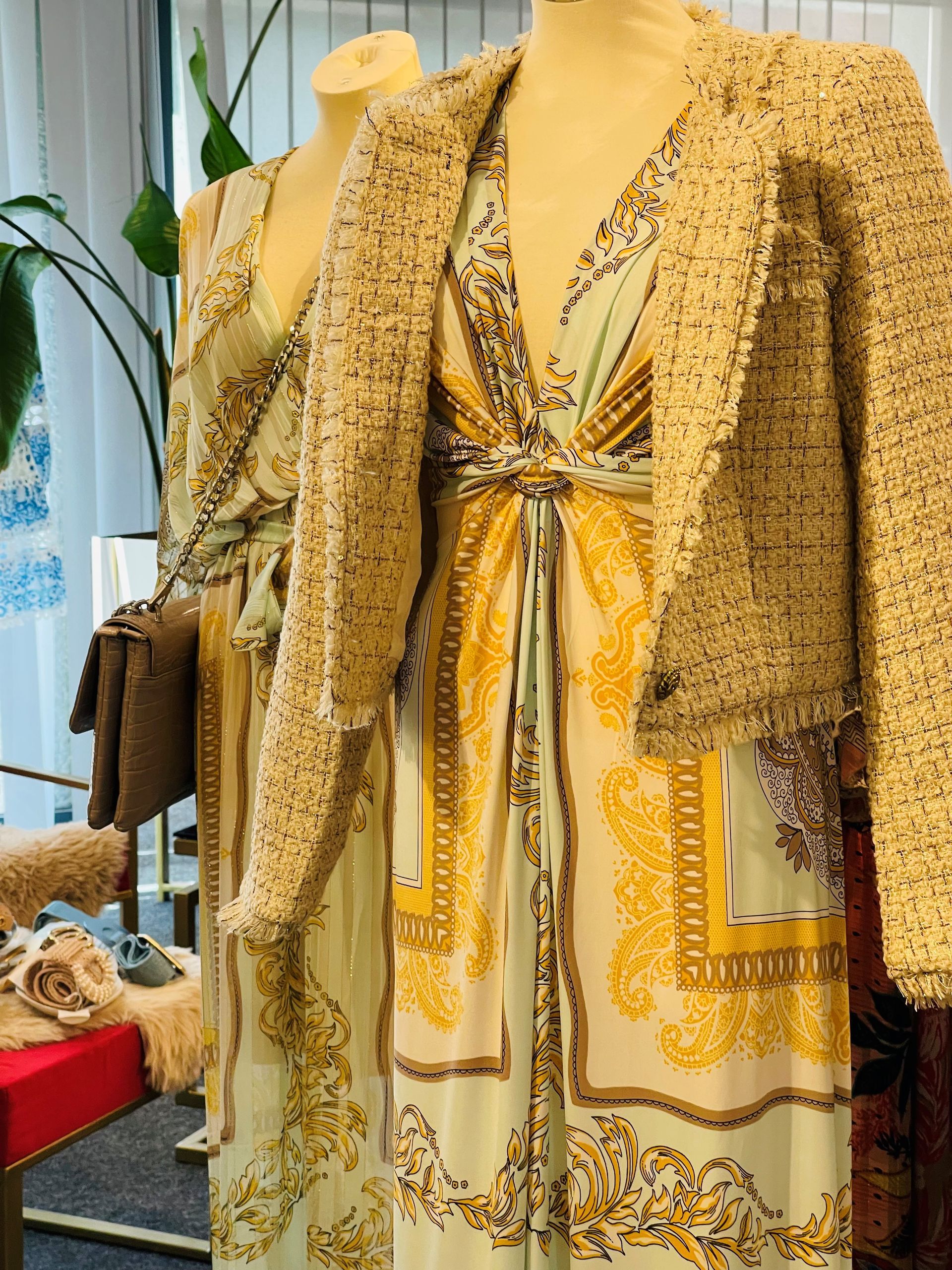 Eine Schaufensterpuppe trägt ein Kleid und eine Jacke