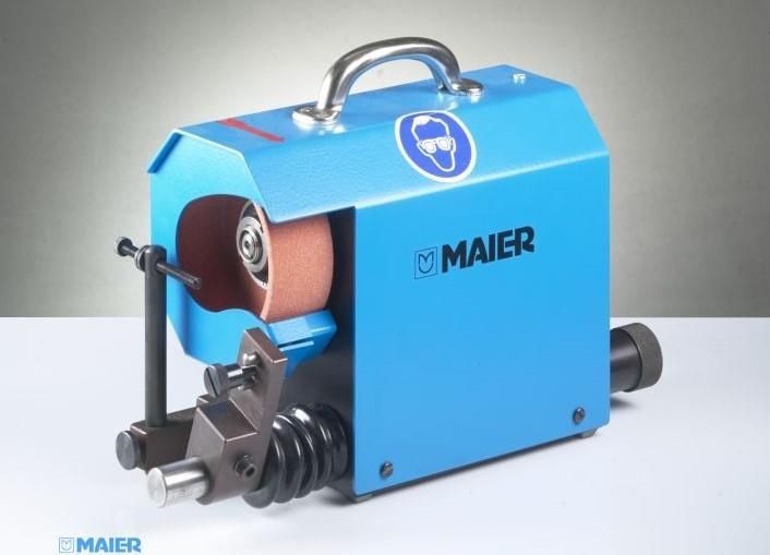 Eine blaue Maier-Maschine steht auf einem Tisch