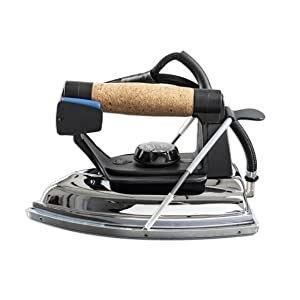 Ein schwarzes Bügeleisen mit Korkgriff auf weißem Hintergrund.