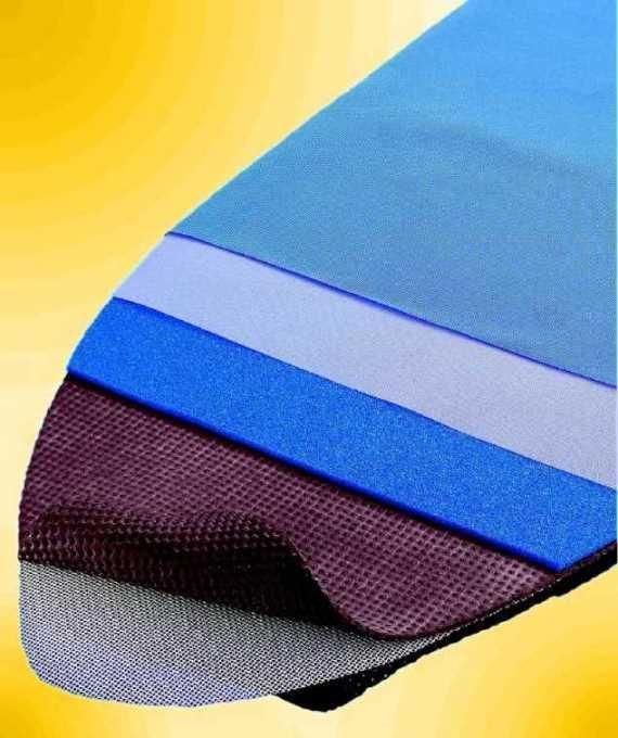 Eine Nahaufnahme eines Stückes Stoff mit einem gelben Hintergrund