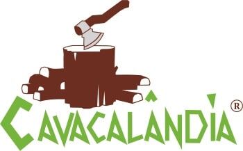 Logotipo: Machado cravado em um toco de madeira com a palavra