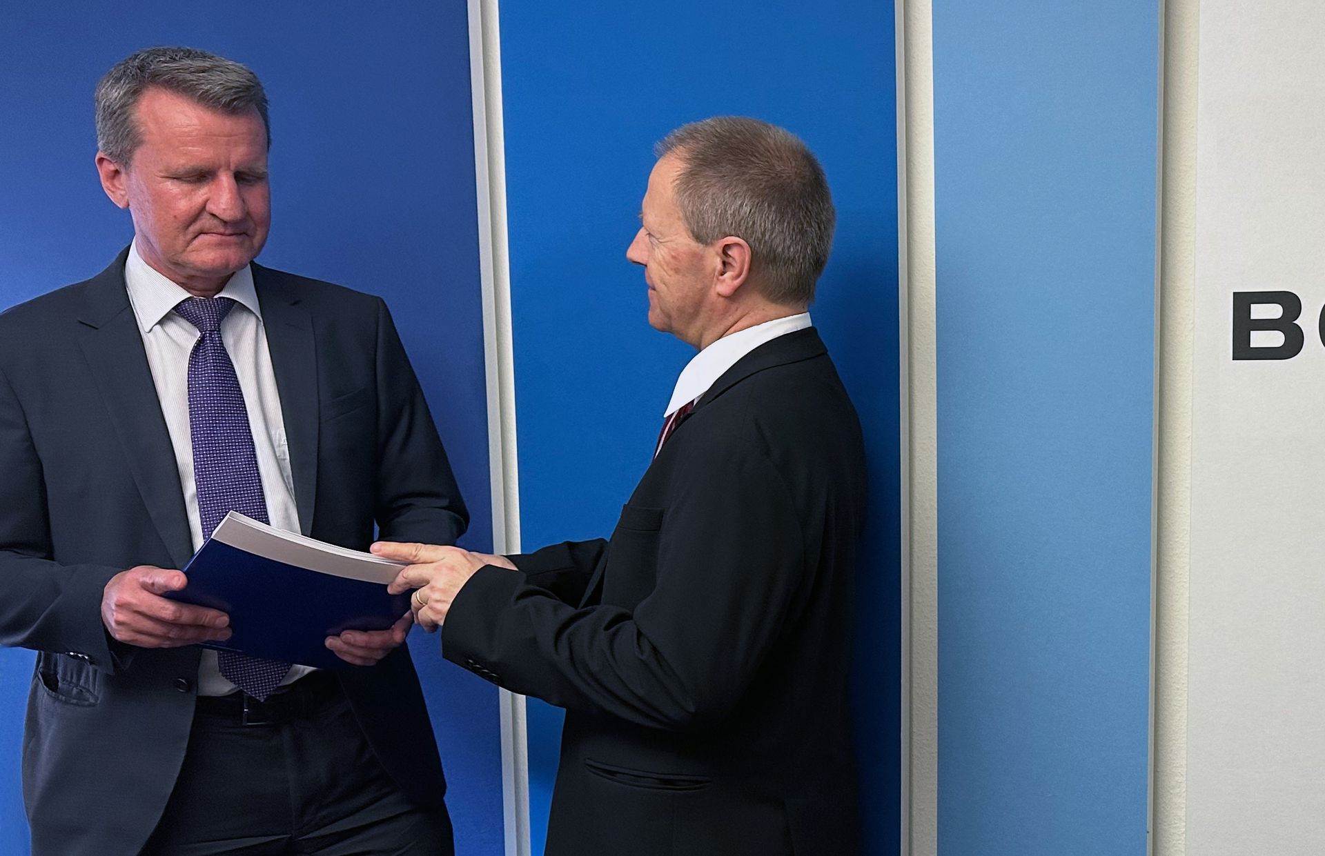 Vertragsunterzeichnung Personen im Anzug