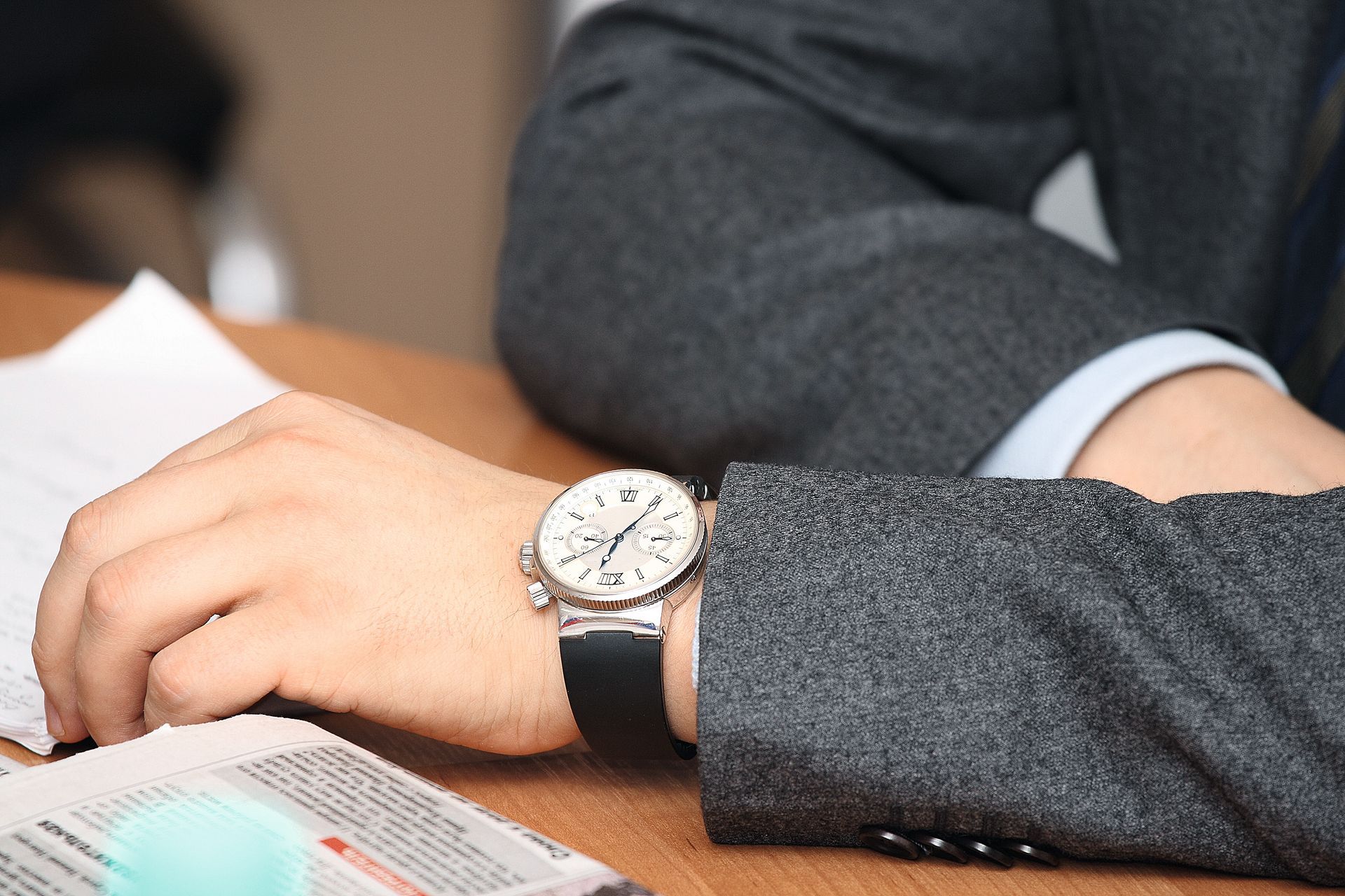 Vertragsunterzeichnung Personen im Anzug