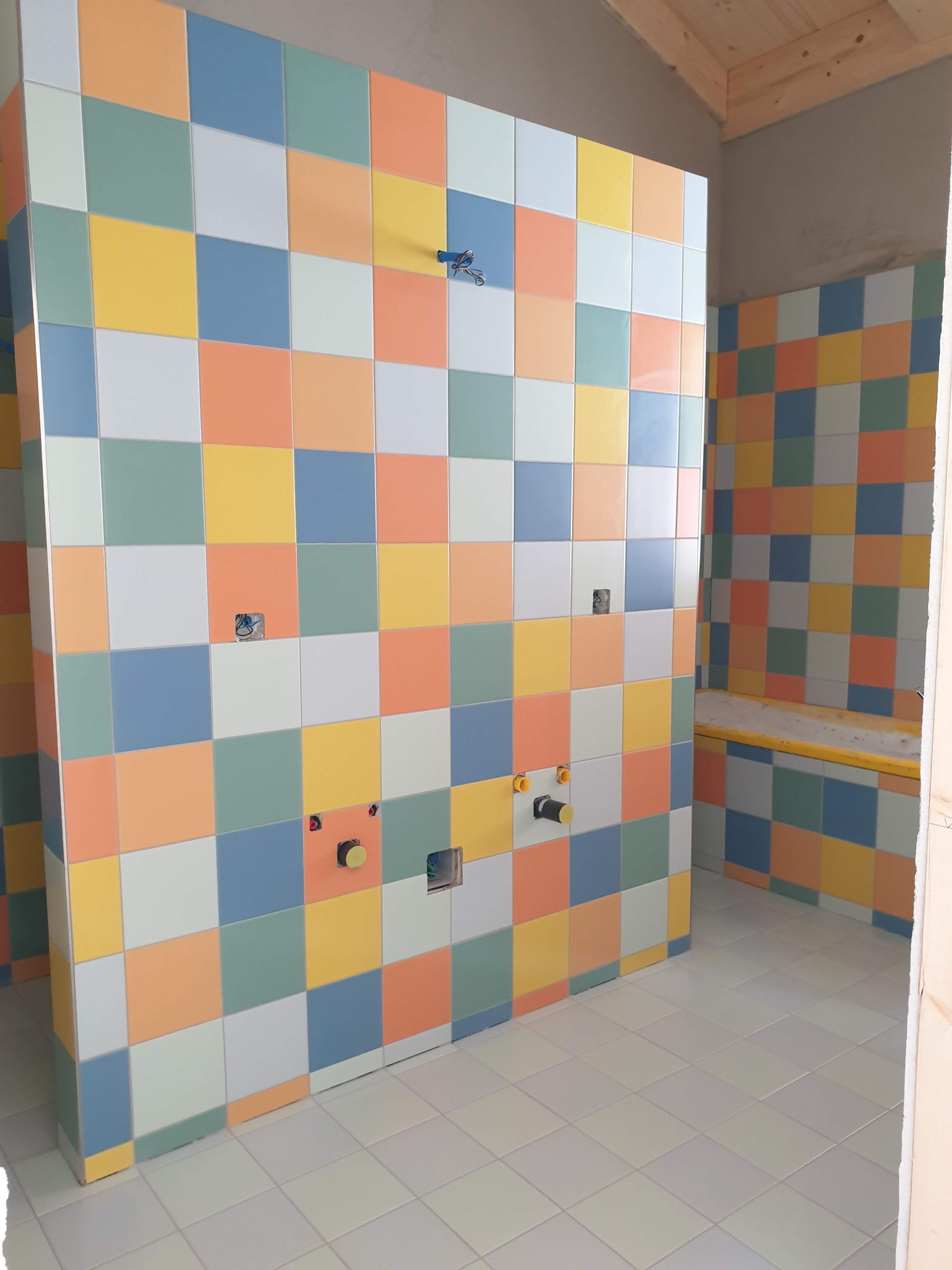 revêtement de sol multicolore