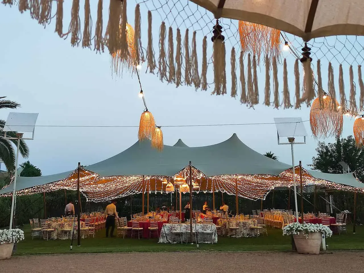 Se está montando una gran carpa para la recepción de una boda.