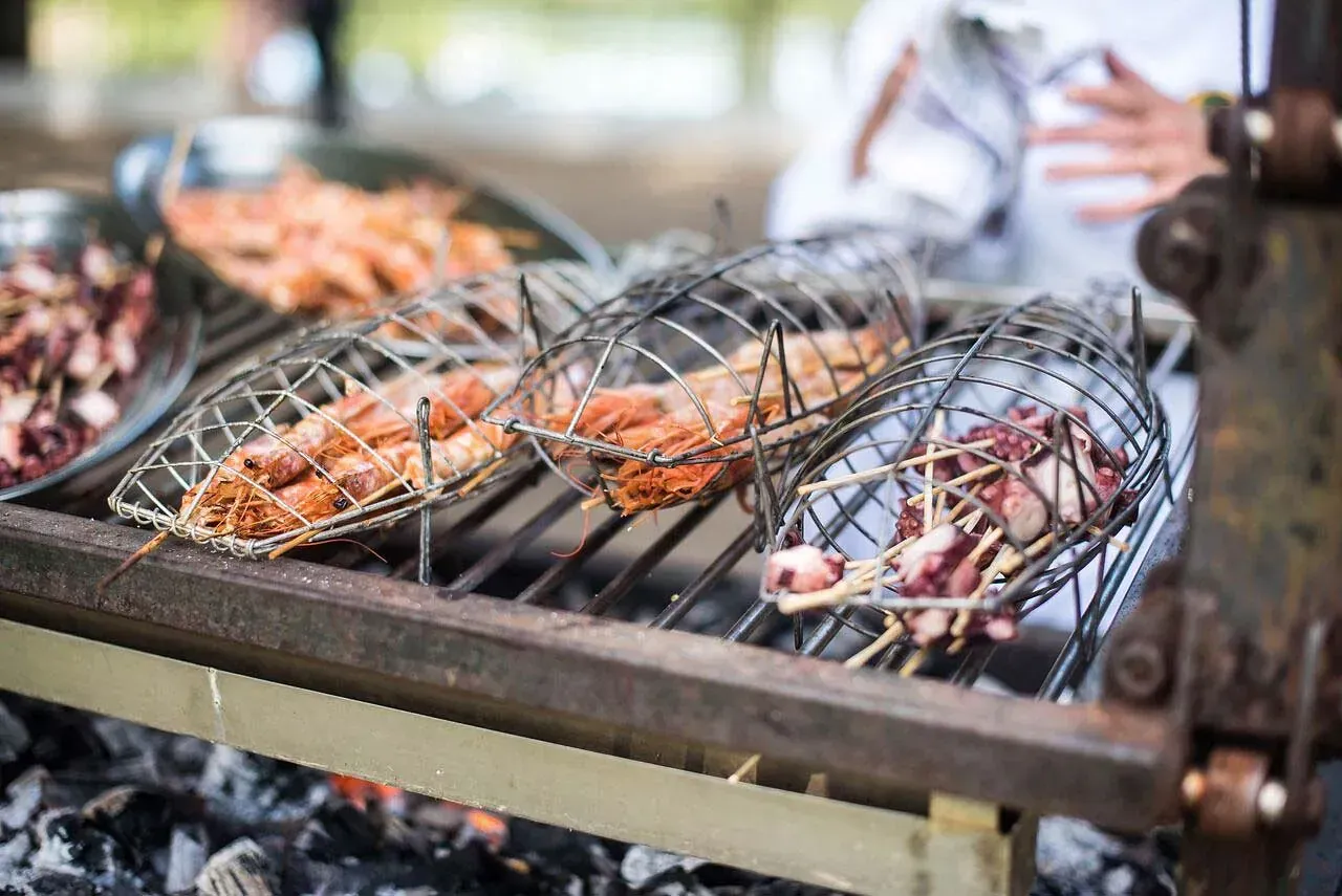 Una persona está cocinando comida en una parrilla.