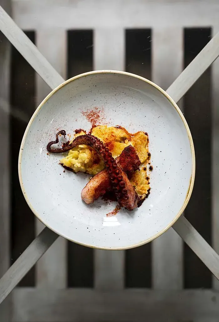 Un plato de comida con un corazón en él.
