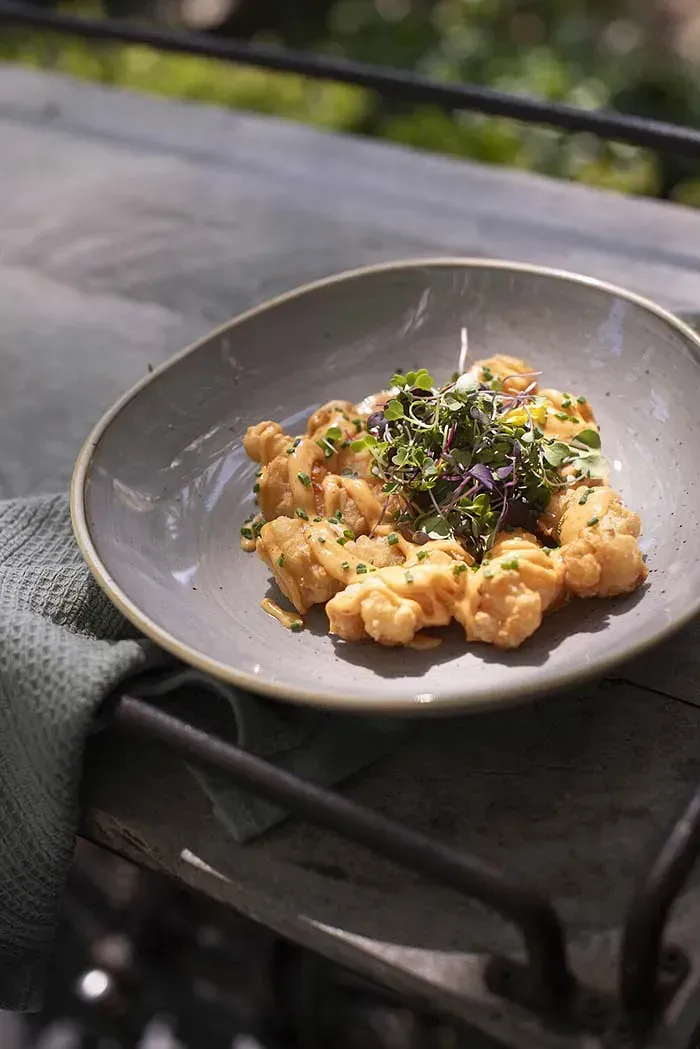 Un primer plano de un plato de comida sobre una mesa.