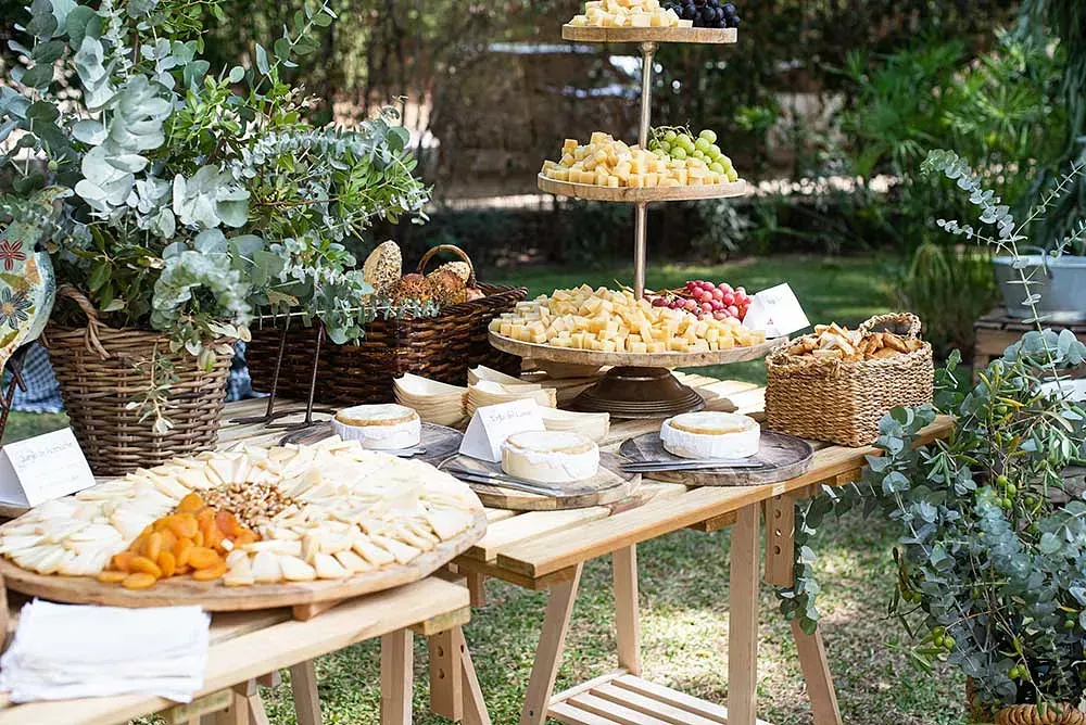 Hay muchos tipos diferentes de queso en la mesa.
