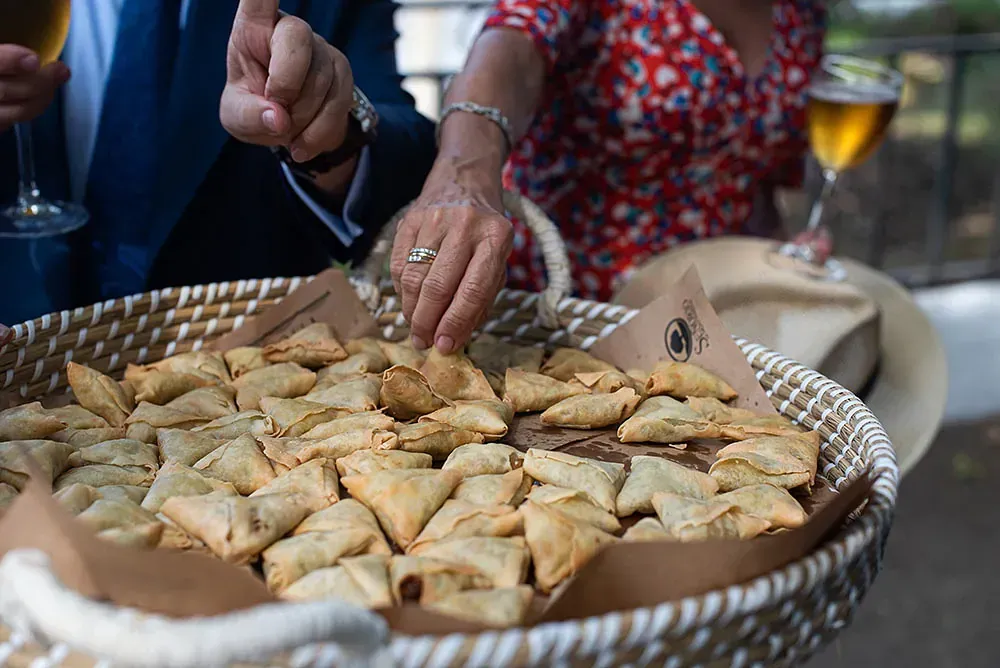 Una mujer está recogiendo un trozo de comida de una cesta.