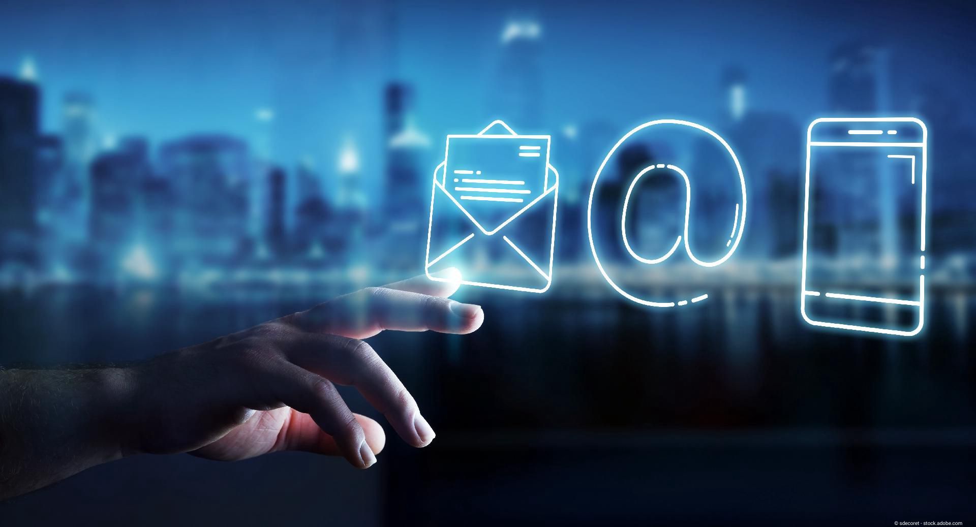 Hand zeigt auf illuminiertes Mail Icon