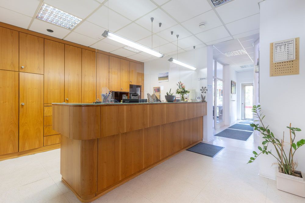 Eine große Holztheke in einem Raum mit einer Uhr an der Wand.