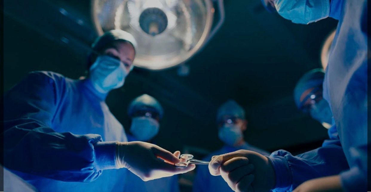 Puerta entreabierta con llave en la cerradura, llavero con forma de casa, sala de estar al fondo.