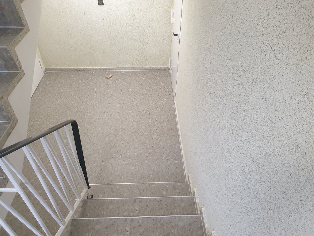 Vinylplanken verklebt in einem Treppenhaus