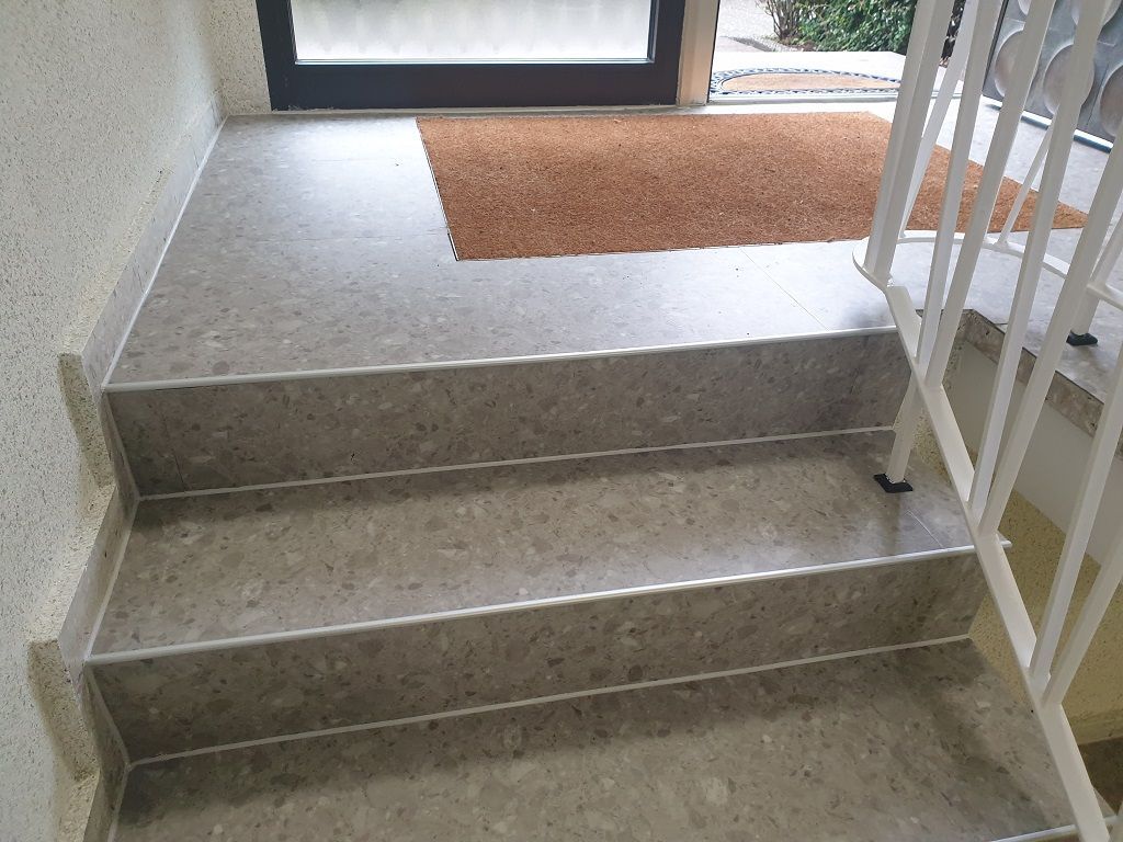 Vinylplanken verklebt in einem Treppenhaus