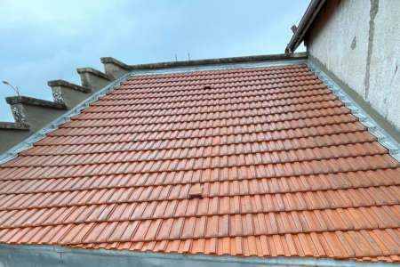 Un toit avec beaucoup de tuiles
