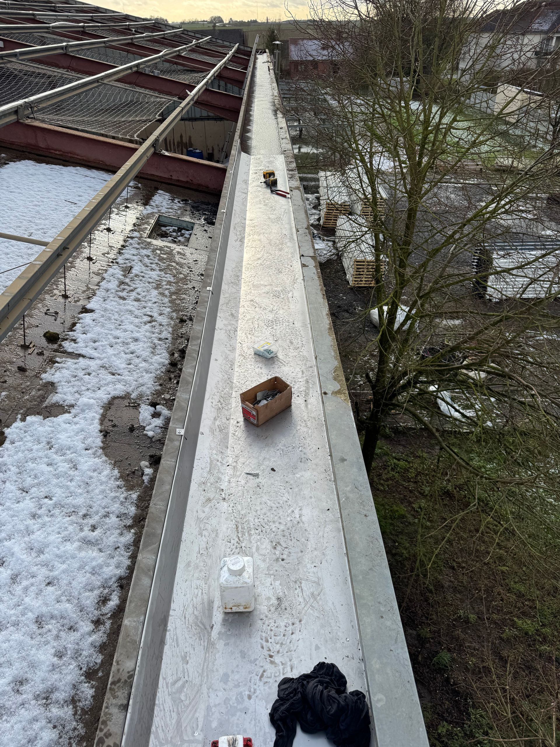 Une bouteille de lait est posée sur un pont couvert de neige.