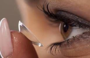 Einsetzen einer Kontaktlinse