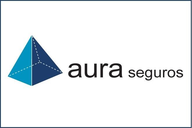 Logotipo para Aura Seguros: gráfico de pirámide azul junto a las palabras 