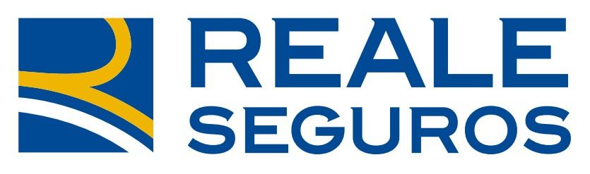 Logotipo de Reale Seguros con un cuadrado azul y líneas curvas amarillas, texto azul sobre fondo blanco.