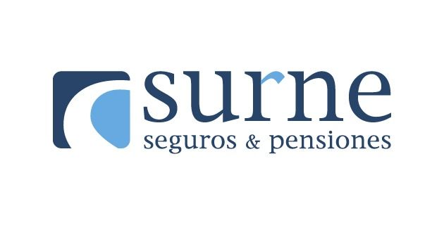 Logotipo para Surne Seguros & Pensiones: cuadrado azul oscuro con forma de onda azul claro y el nombre en letras azules.