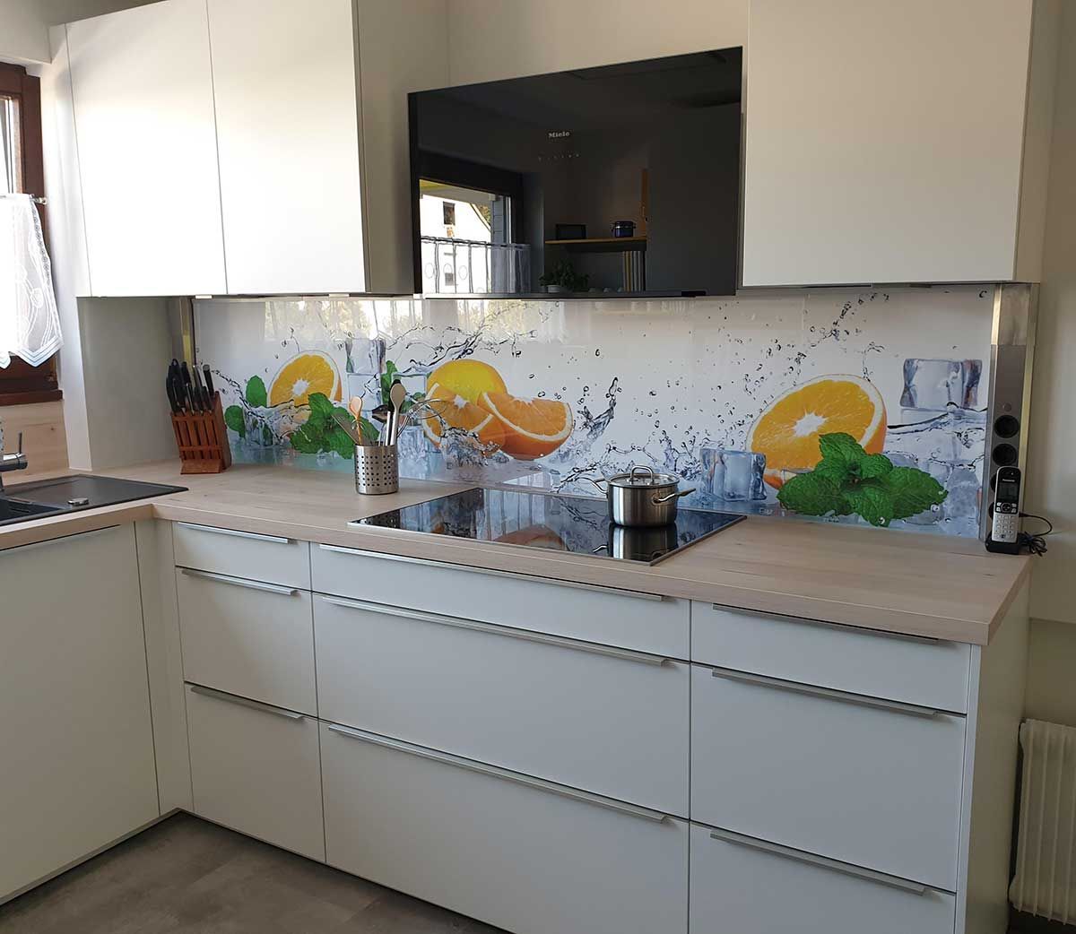 Küche mit Glastür am Schrank für Stauraum