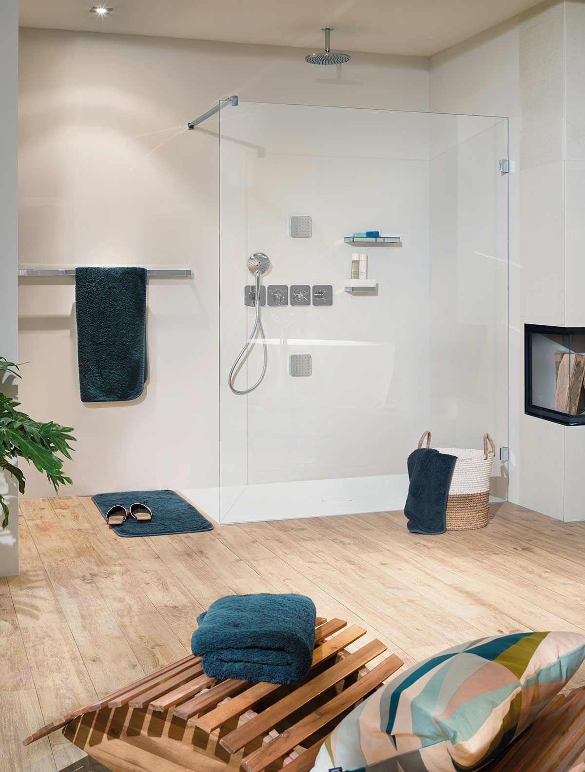 Badezimmer mit Glasduschkabine