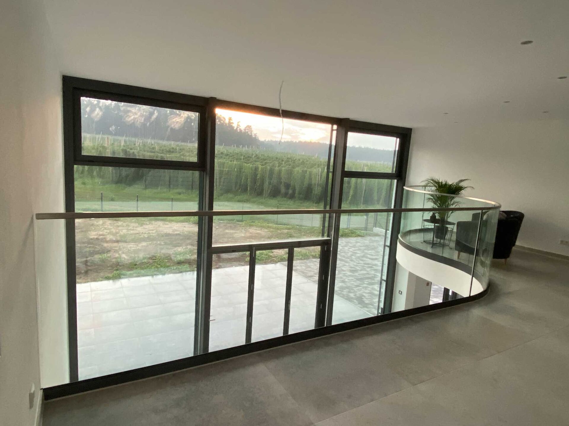 Wand mit bodenlangen Fenstern