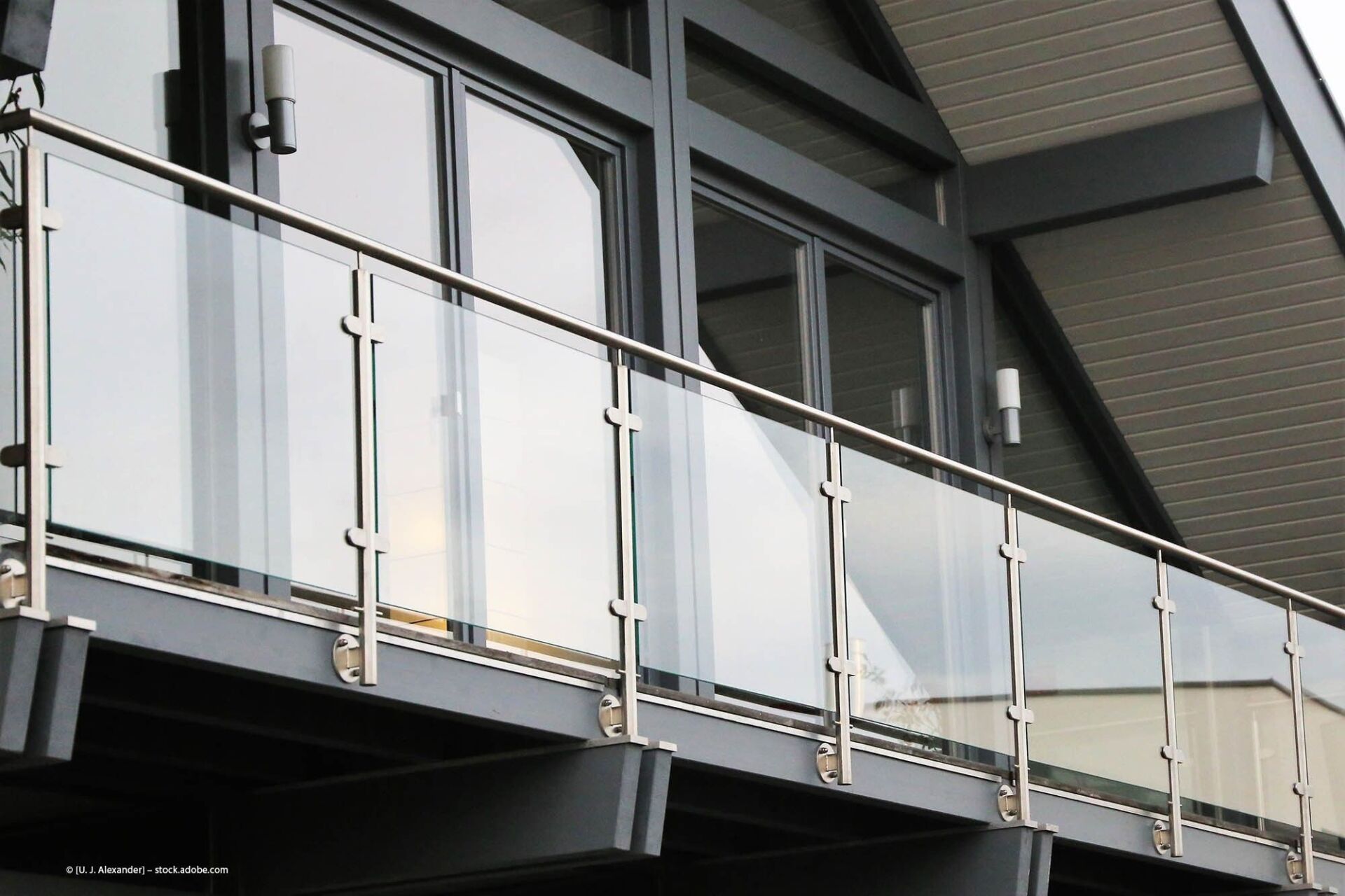 Balkongeländer aus Glas und Metall