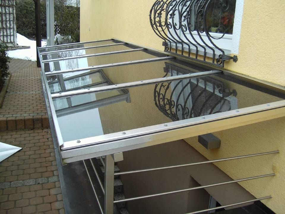 Glasdach über einer Außentreppe